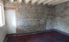 Ristrutturazioni case rurali. Parete della stanza	 Ristrutturazioni case rurali. Parete della stanza della casa realizzata dall'architetto Barutta	