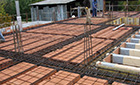 Ricostruzione casa rurale. Tetto in costruzione Ricostruzione casa rurale. Tetto in costruzione realizzato dall'architetto Barutta