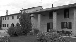 Ricostruzione casa rurale ed annesso rustico ad opera dell'architetto Roberto Barutta