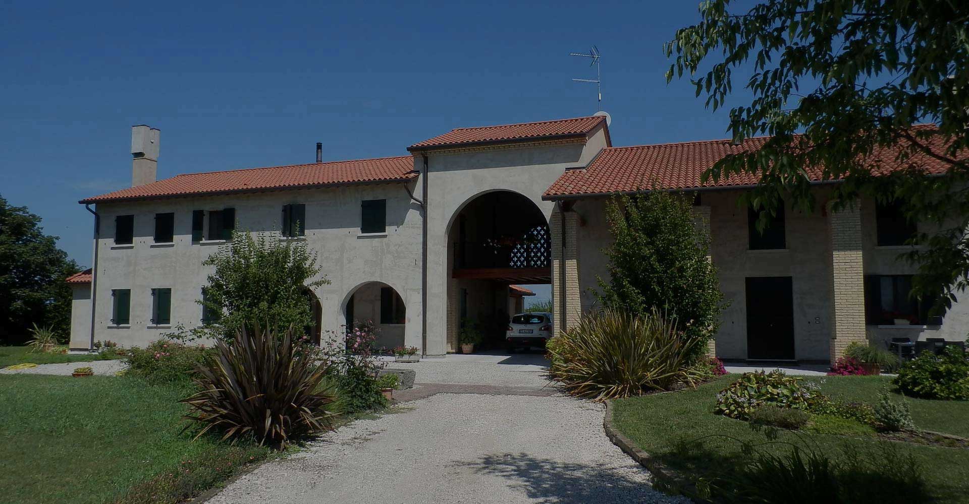 Ricostruzione casa rurale ed annesso rustico ad opera dell'architetto Roberto Barutta